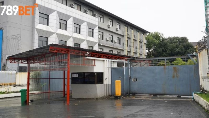 Một khu phức hợp lừa đảo được bảo vệ và giám sát chặt chẽ hạn chế người ngoài ra vào tại Campuchia